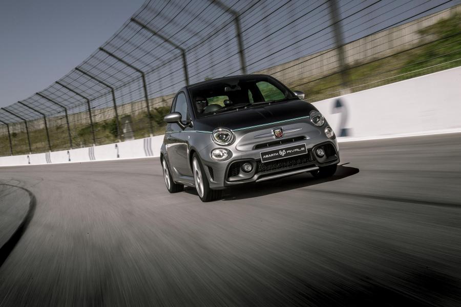  Abarth 695C Rivale 2017 года  (UK) (фото 5 из 12)